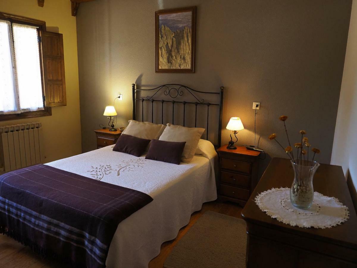 Hospedium Hostal Almanzor Navarredonda de Gredos Exteriér fotografie